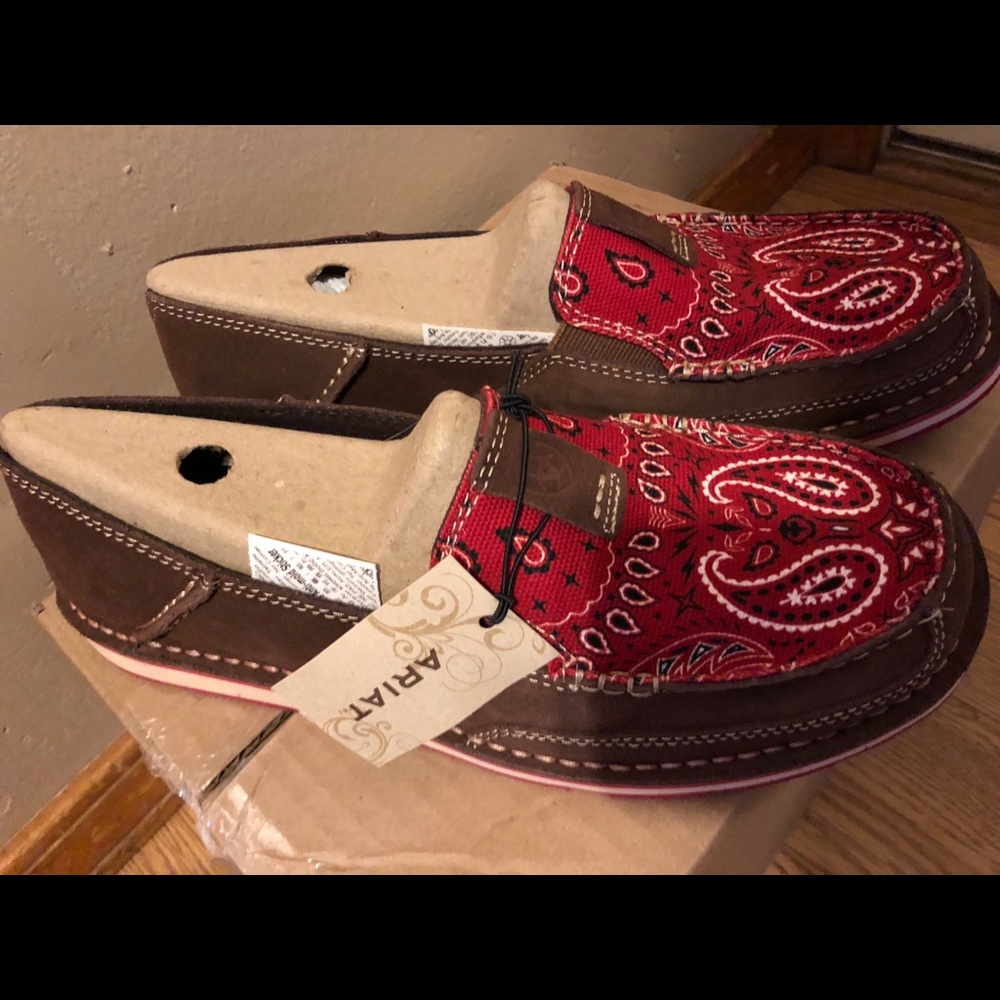 NWT Ariat cruiser